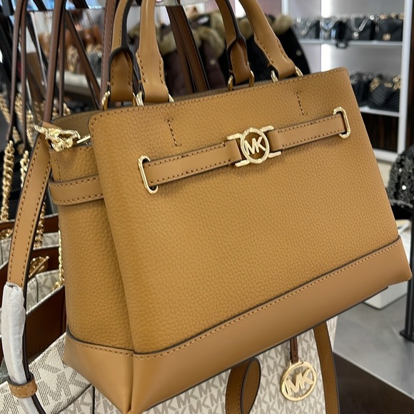 Michael Kors Reed Small Satchel Crossbody Center Zip Bag
Color: Deer
NWT - Picture 9 of 16